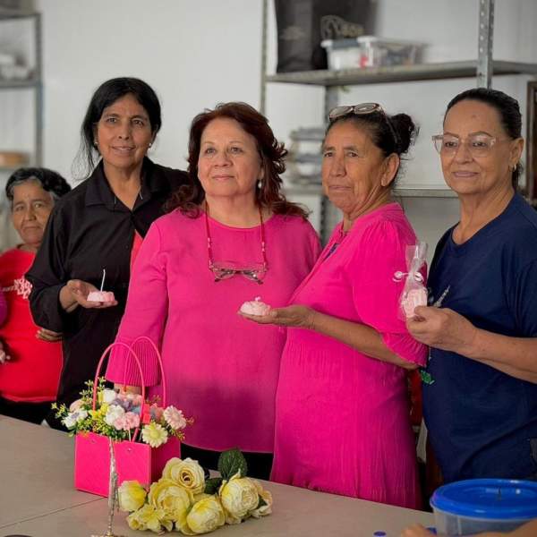 El Gobierno de Sonora brinda clases de elaboración de velas de manera gratuita a personas adultas mayores